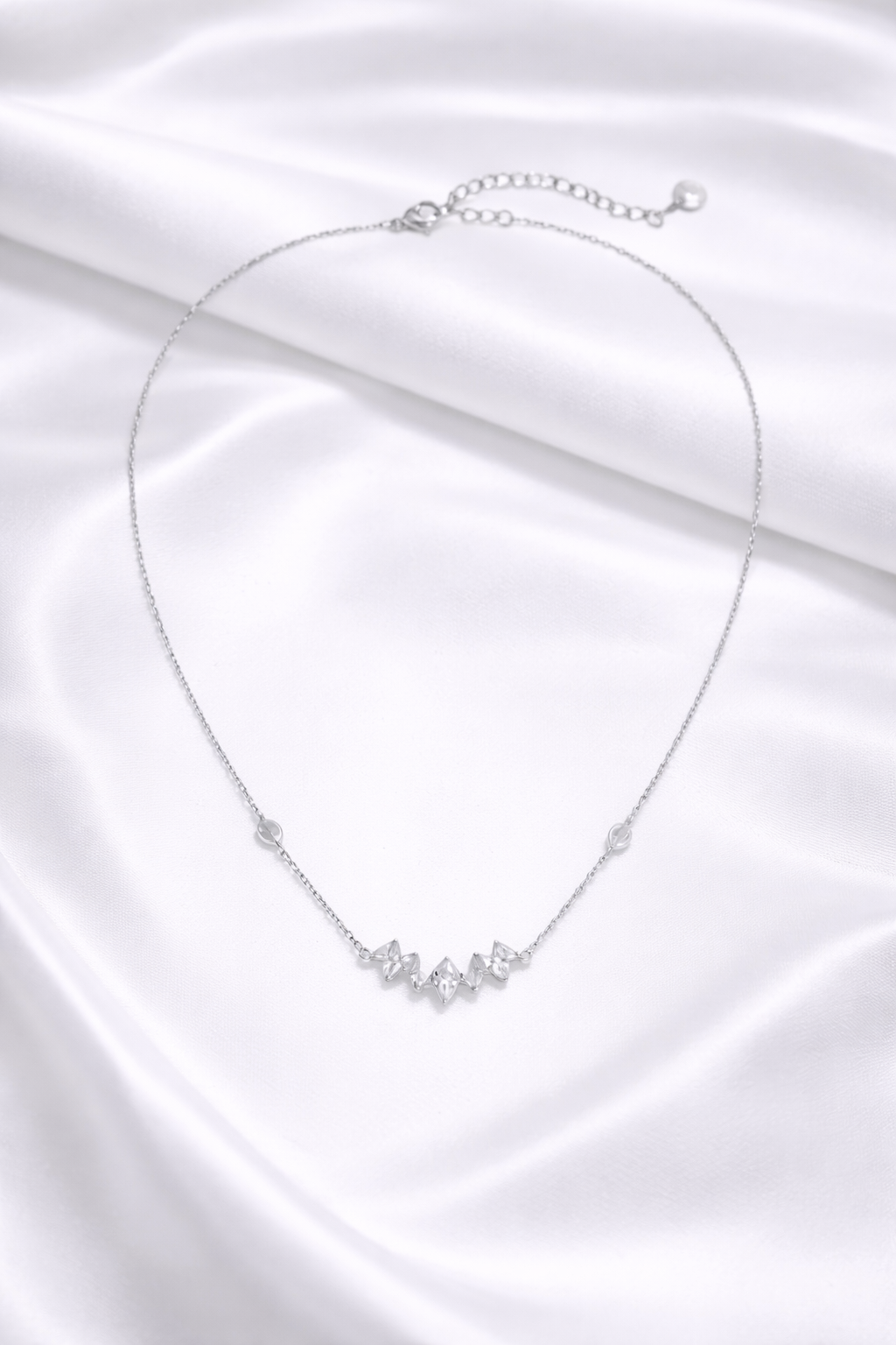 Feine Halskette mit funkelnden Kristallen