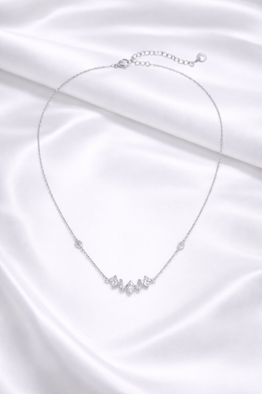 Feine Halskette mit funkelnden Kristallen